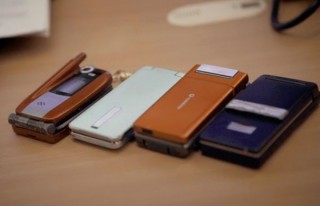 押入れで眠る電源の入らないケータイ、充電して写真を印刷するイベント「おもいでケータイ再起動」