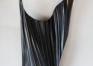 近年ではヤシの葉を用いて作品を制作している井川健氏の漆芸展「艶のある形」