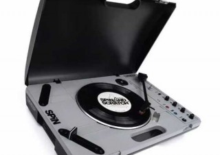 Reloop、スマホと連携可能なスピーカー搭載ポータブル・ターンテーブル「SPIN」を発売
