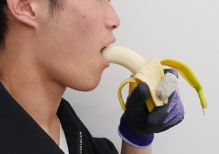 電気味覚で「食べ物の味を変える手袋」が登場！明治大学総合数理学部の宮下芳明研究室が開発