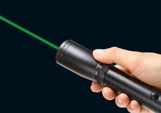 サンワサプライ、人間の目で見えやすい高輝度緑色光レーザーポインターを発売