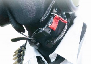 FPSなどのゲームで特殊部隊気分が味わえる音声チャット対応の「咽喉マイク」、上海問屋から