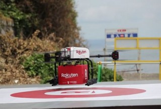 西友店舗から商品を積んだ楽天ドローンが飛び立ち、東京湾の無人島に配送するサービス開始