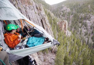 断崖絶壁で寝たり、砂漠に寝っ転がるなど冒険的な宿泊プランを提供する「Airbnb アドベンチャー」