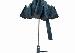 濡れた折りたたみ傘の表面を裏にしてたたむことができる「ウラオモテ傘」、サンコーから