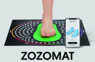 ZOZO、スマホで足の3Dサイズ計測可能な「ZOZOMAT」を無料配布。予約受付開始