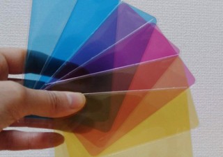 ヴィレヴァン、“透ける色カード”を重ねて色をつくって遊ぶアナログゲーム「いろかるた」を発売