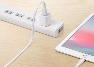 ケーブルがフラットだから絡まりにくく、2mの長さで様々なシーンで使えるLightningケーブル