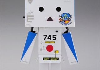 ブルーインパルスとのコラボ仕様の「海洋堂リボルテックダンボー・ミニ」が登場