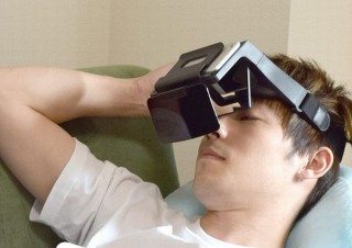 寝っ転がってスマホで映画館気分を味わえる「スマホシアターゴーグル」、サンコーから