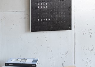 文章で時刻を示すモダンアートなドイツ時計「QLOCKTWO」の蔦屋書店限定モデルが登場