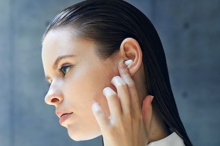 耳栓より小さい！ わずか1.3gの世界最小ワイヤレスイヤホン「GRAIN」登場