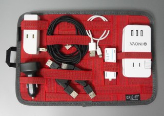 ガジェットやケーブルを整然と持ち運べる、バンド固定式の収納プレート「GRID-IT！」