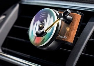 レコード盤が香りを車内に拡散する「レコードプレイヤー型 車用芳香剤」発売