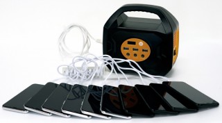 シーンズ、同時に20台のスマホを充電できるコンパクトな軽量蓄電池を発売