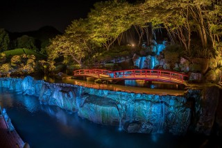 さまざまな観光名所がライトアップで彩られる恒例のイベント「武雄のあかりめぐり」