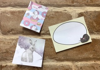 ADFUSENの「オリジナルカラー付箋」に注目！最小30部から注文できて気軽な製作が可能