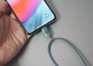 iPhoneでストラップを使いたい人に！ Lightningポートで接続するストラップ
