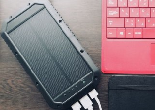 ソーラー発電機能や防水・防塵性能を持つ多機能モバイルバッテリー「FREEK」