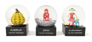 MoMA、草間彌生作品をモチーフとしたスノードームを発売