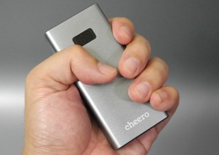 このサイズで10,000mAh!? 最大18WのUSB PDにも対応したモバイルバッテリー