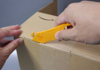 オフィスはもちろん家庭にも、段ボールをサクサク開けられる開梱専用カッターで作業効率UP