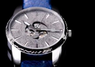 文字盤はダマスカス鋼で時計内部はともえ紋から覗ける機械式腕時計「SAMIURAI」