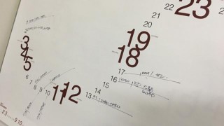 グラフィックデザイナーが考案した、アートなキャンバスカレンダー。書く・描く・貼る、使い方はあなた次第