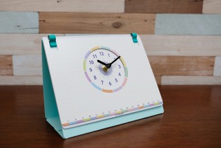 欧文印刷、文字盤がホワイトボードになっている卓上時計「CotiCoti」を発売