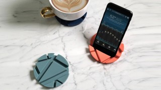DISCOVER、熱いカップやスマホを固定できるシリコン製多機能コースター発売