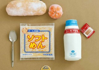 このメニューだと皆で大喜び！ あげぱん等モチーフの「昔懐かしの給食ポーチ」発売