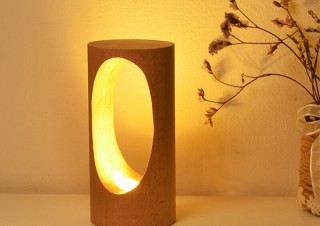 Gloture、天然のブナ材をくり抜いたLED照明「LONRISWAY MAKI ライト」を発売
