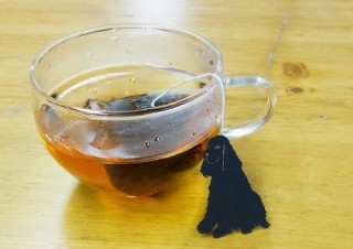 ヴィレヴァン、わんこの切り絵を使用したティーバッグ「わん紅茶」を発売