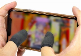 スマホゲームでタップ精度をあげてブリック抜けも防止する「極薄ゲーミング指サック」