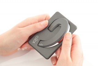 カード型収納が新しい！ 片耳型の完全ワイヤレスイヤホン「CLiCK」