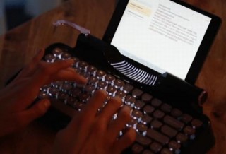 タイプライター風レトロデザインでLED演出もできるモバイルキーボード 「Rymek」