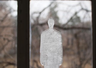 最新作の“氷の人”が発表される鈴木康広氏の個展「雪の消息｜残像の庭」