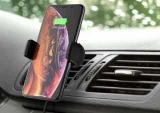 ドライブのナビとしてスマホを使う時、充電しながら使える「無線充電車載ホルダー」