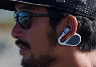 耳に装着して最長500m離れた仲間と会話できるウェアラブルギアをソニーがクラファンへ