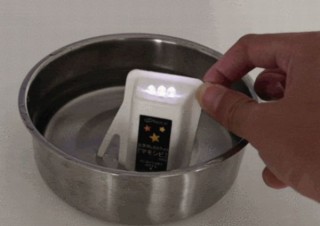電池や電源なしでも水につけると最大約168時間点灯できる災害用LEDライト「マモシビ」