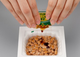 ミツカンと凸版印刷が納豆のたれ袋・からし袋で日本包装技術協会会長賞を受賞