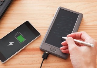 サンコー、電子メモ帳とモバイルバッテリーが合体した「メモバッQiリー」
