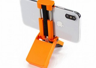 上海問屋、1/4ネジ穴付きでカメラの三脚にも固定できる「モバイルスタンド」発売
