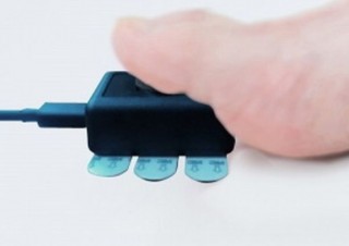 FPSゲームのWASD移動や楽譜めくりに使える足操作の「USB接続ミニフットコントローラ」