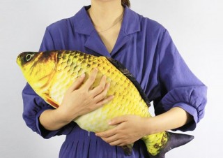 これはかなり“お魚”上海問屋が鮒（フナ）モチーフのまくら・だきまくら発売