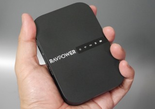 カードリーダー搭載、モバイルバッテリーとしても使える欲張りな11ac対応コンパクトルータ