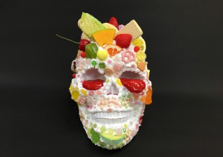 “スイーツデコ”をアートに昇華させた渡辺おさむ氏の最新の作品展「虚飾 -Vanity of vanities-」