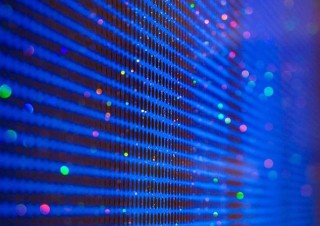 写真やシルクスクリーンの技法も取り入れた菊池遼氏の絵画を紹介する個展「OUTLINES」