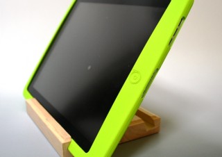OTAS、木製のシンプルなスタンド「iPad用Wood Stand」