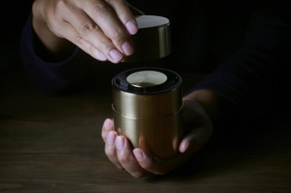パナソニック、手作り茶筒の老舗「開化堂」とのコラボでワイヤレススピーカー「響筒」を限定販売